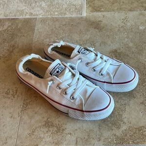 Low top converse sneakers with elastic back.